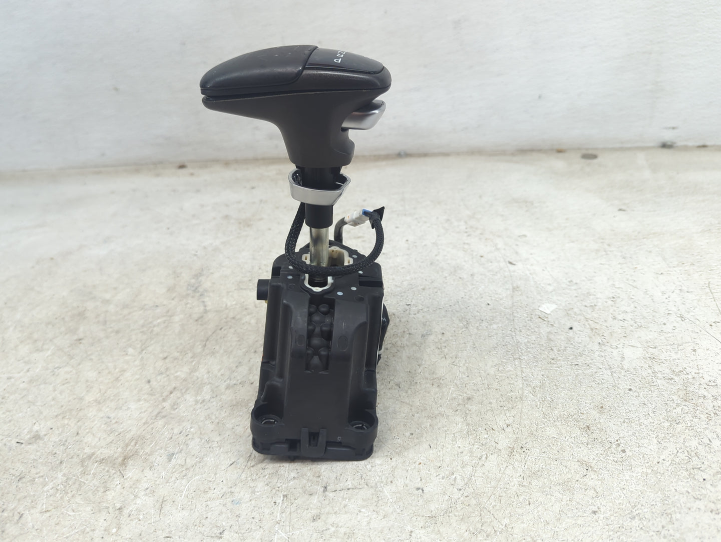 2015 Dodge Challenger Floor Console Assembly Shifter - Oemusedautoparts1.com