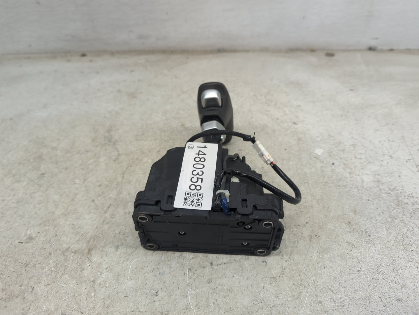 2015 Dodge Challenger Floor Console Assembly Shifter - Oemusedautoparts1.com