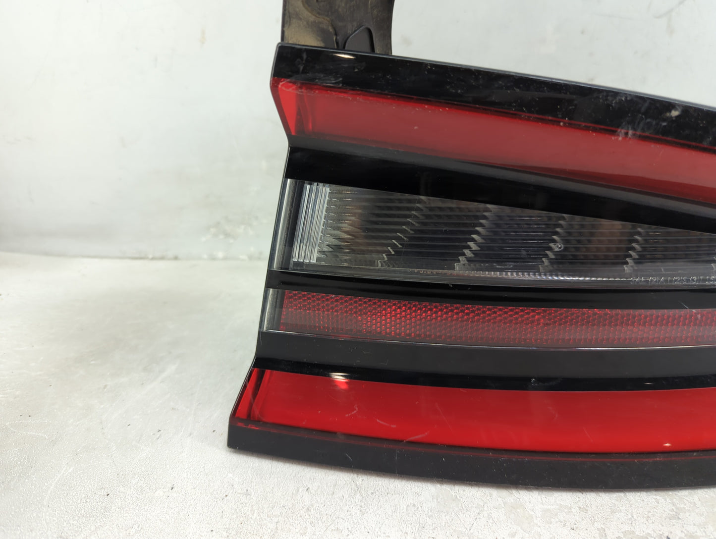 2015 Dodge Charger Passenger Right Side Deck Lid Mounted Tail Light 1431972 - Oemusedautoparts1.com