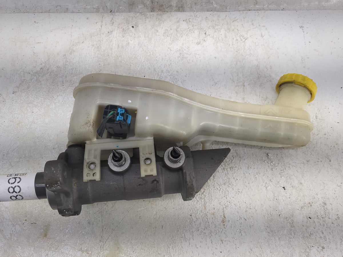 2015 Dodge Journey Brake Master Cylinder 1497889 - Oemusedautoparts1.com