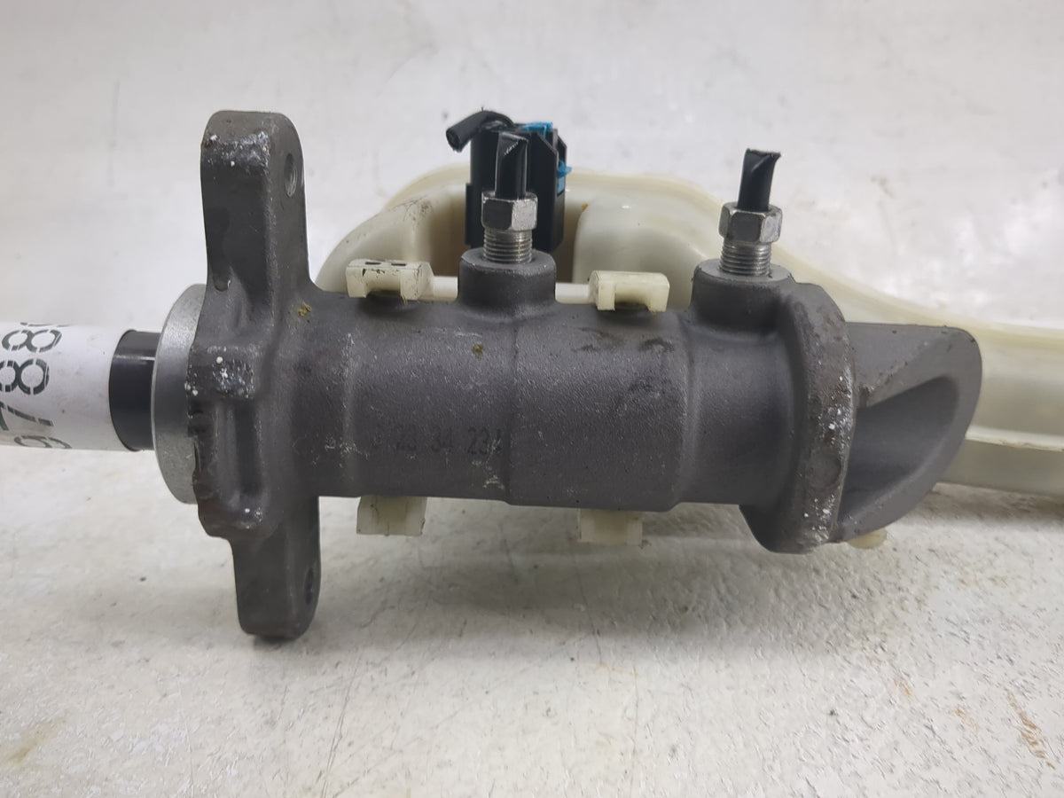 2015 Dodge Journey Brake Master Cylinder 1497889 - Oemusedautoparts1.com