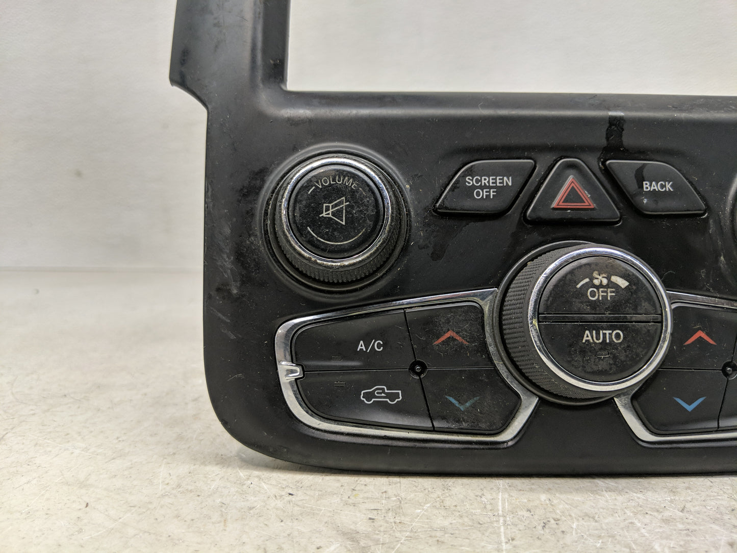 2015 Dodge Ram 1500 Climate Control Module Temperature AC/Heater Replacement P/N:1UJ97DX9AF Fits OEM Used Auto Parts - Oemus