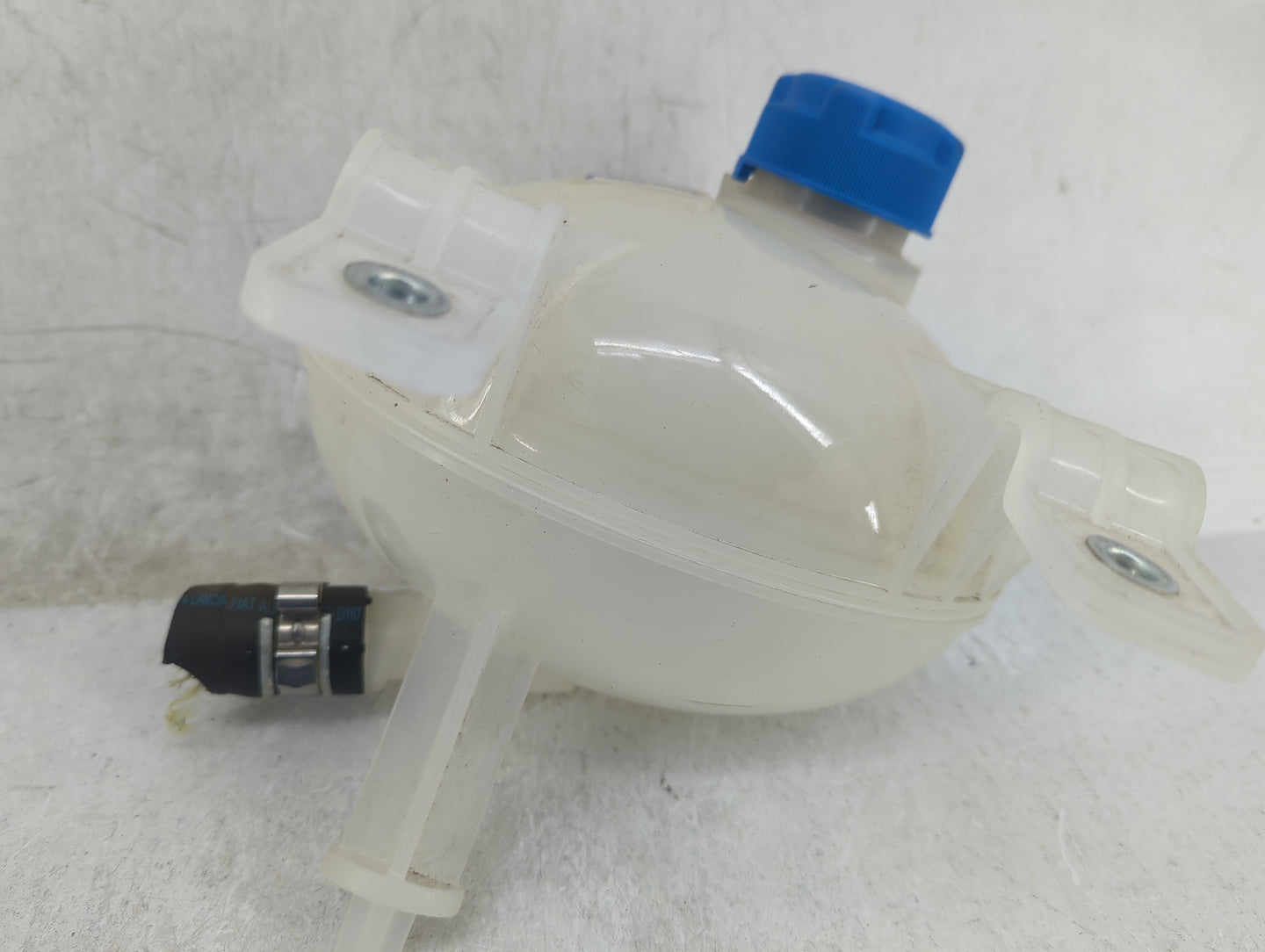 2014-2017 Fiat 500 Radiator Coolant Overflow Expansion Tank Bottle - Oemusedautoparts1.com