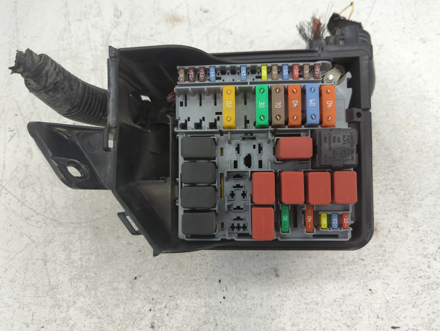 2012-2017 Fiat 500 Fusebox Fuse Box Panel Relay Module P/N:53100999 Fits Fits 2012 2013 2014 2015 2016 2017 OEM Used Auto Pa