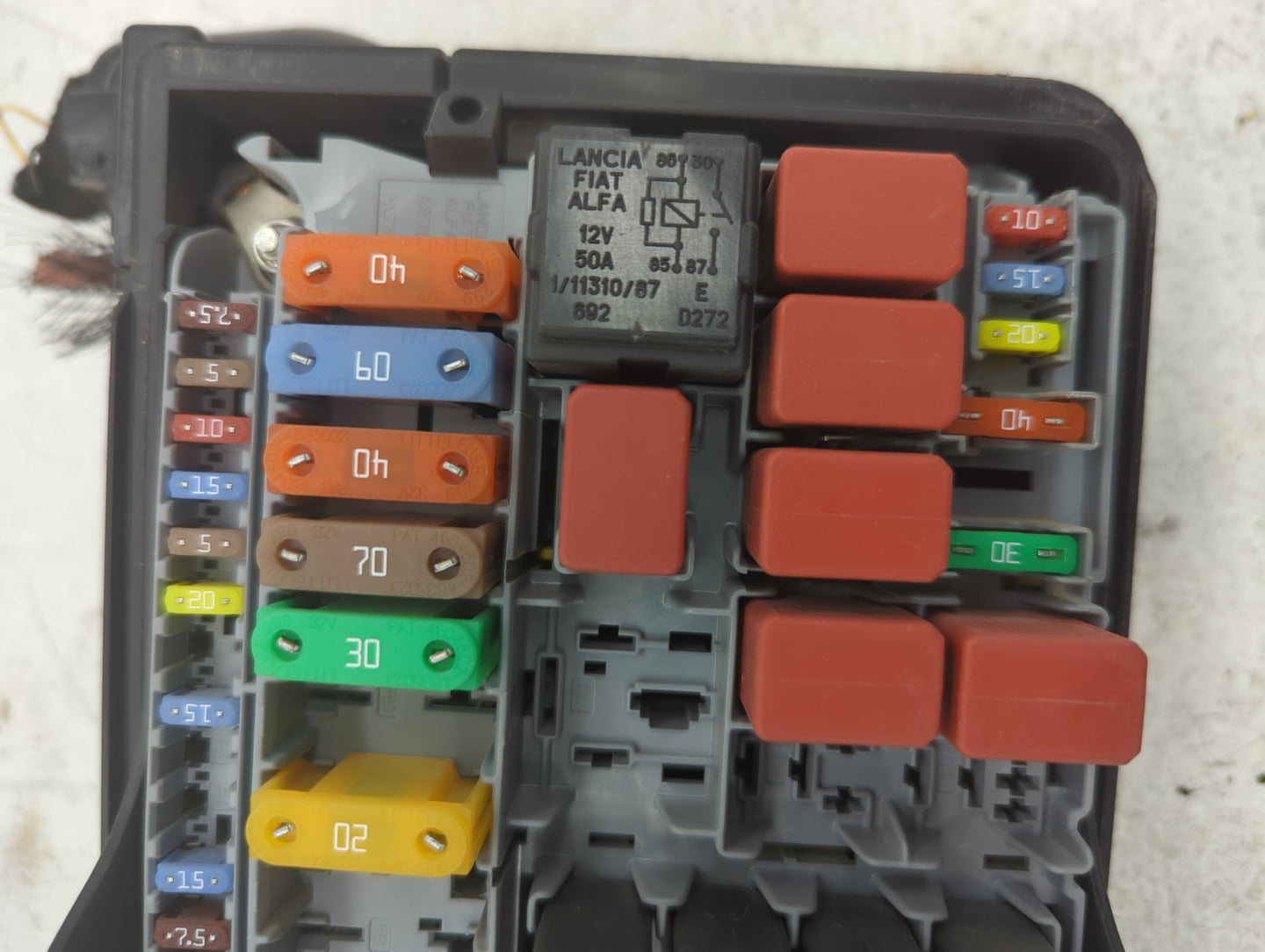 2012-2017 Fiat 500 Fusebox Fuse Box Panel Relay Module P/N:53100999 Fits Fits 2012 2013 2014 2015 2016 2017 OEM Used Auto Pa