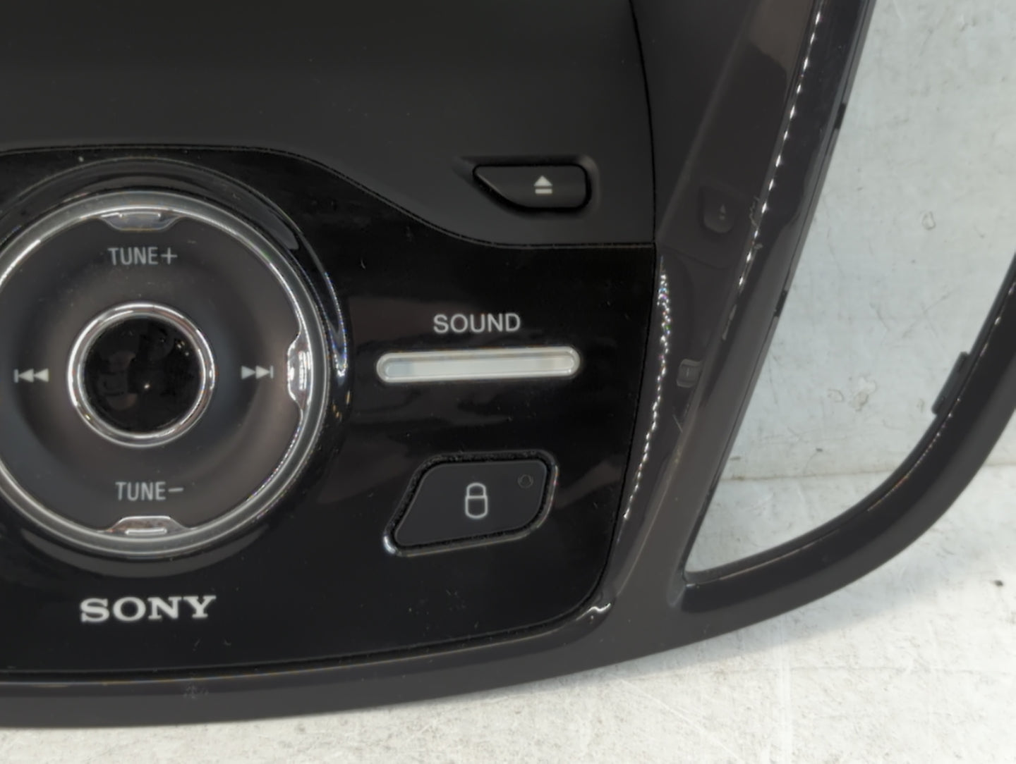 2013-2016 Ford C-Max Radio AM FM Cd Player Receiver Replacement P/N:00035057 0151-696 Fits Fits 2013 2014 2015 2016 OEM Used