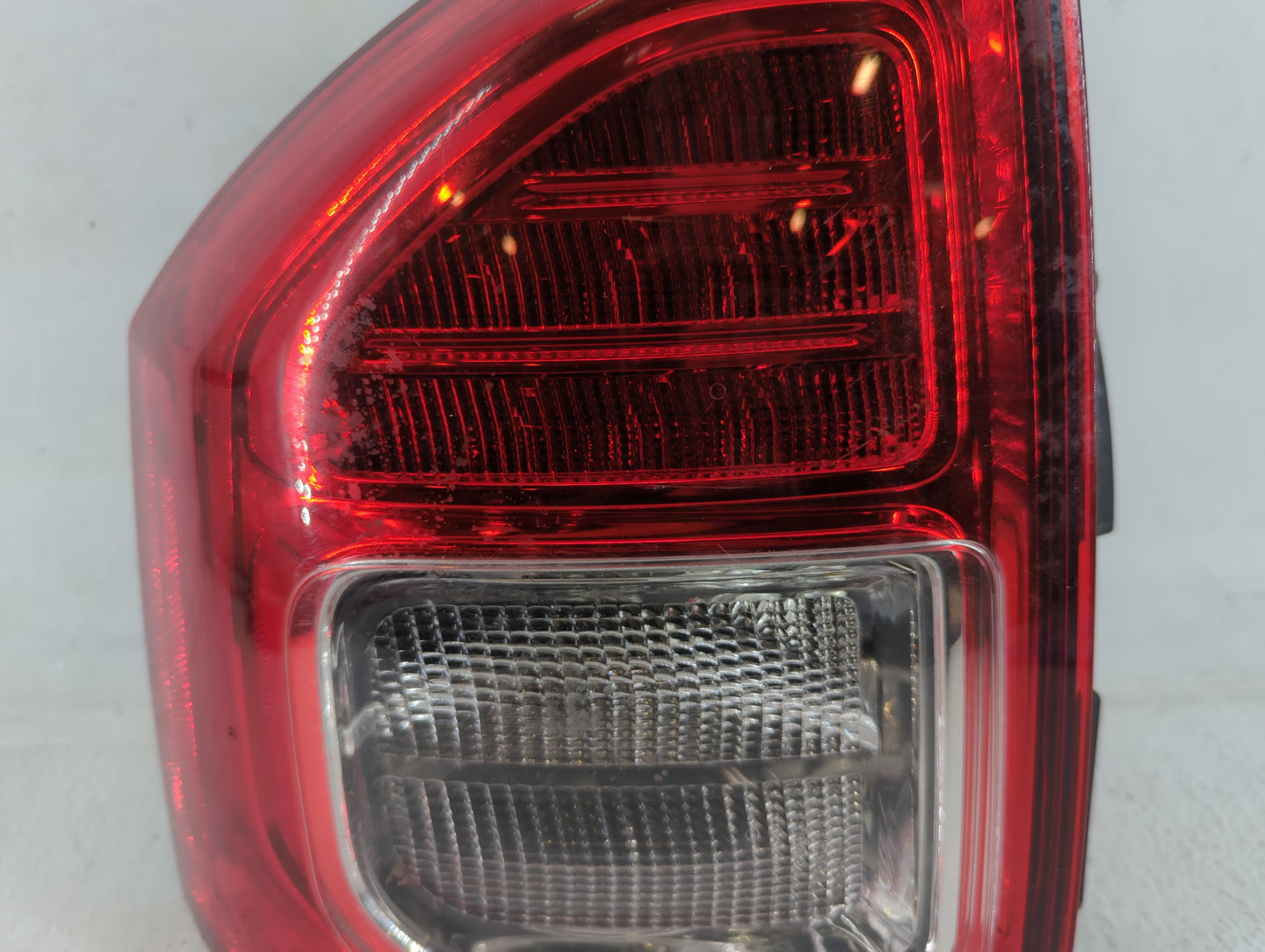2015-2018 Ford Edge Tail Light Assembly Passenger Right OEM P/N:320371 05182545, 05182543 Fits Fits 2015 2016 2017 2018 OEM 