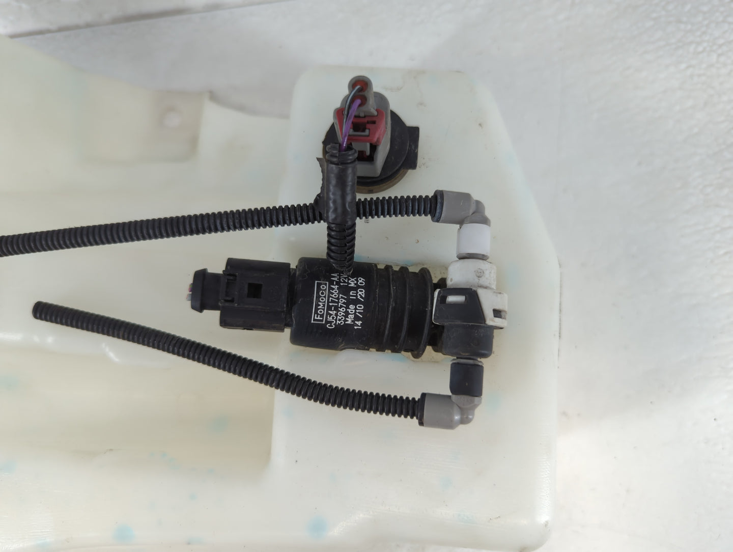 2015-2019 Ford Escape Windshield Washer Fluid Reservoir Bottle Oem - Oemusedautoparts1.com