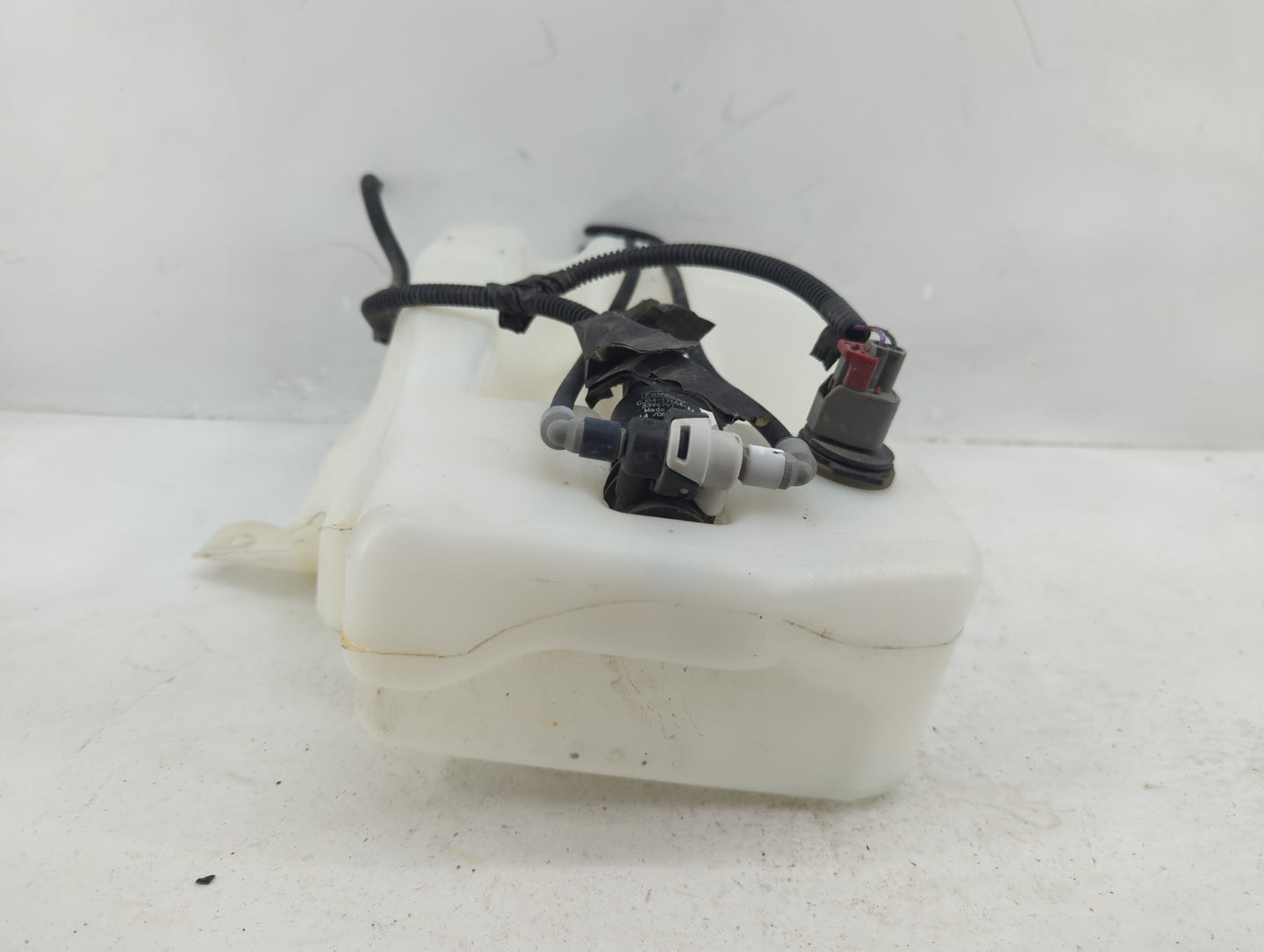 2015-2019 Ford Escape Windshield Washer Fluid Reservoir Bottle Oem - Oemusedautoparts1.com