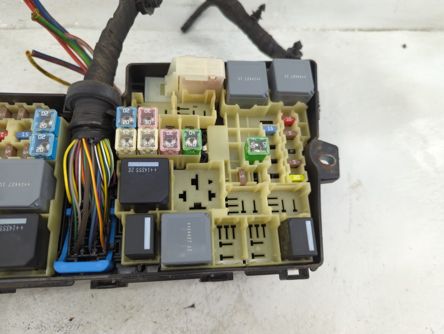 2013-2016 Ford Escape Fusebox Fuse Box Panel Relay Module P/N:AV6T-14A067-AD Fits Fits 2013 2014 2015 2016 OEM Used Auto Par
