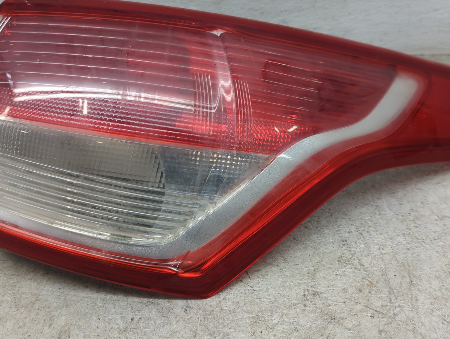 2013-2016 Ford Escape Tail Light Assembly Passenger Right OEM P/N:CJ54-13404-A CJ5X-13440-A Fits Fits 2013 2014 2015 2016 OE