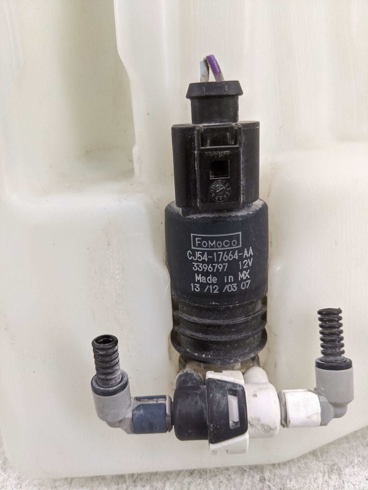 2013-2014 Ford Escape Windshield Washer Fluid Reservoir Bottle Oem 1477072 - Oemusedautoparts1.com