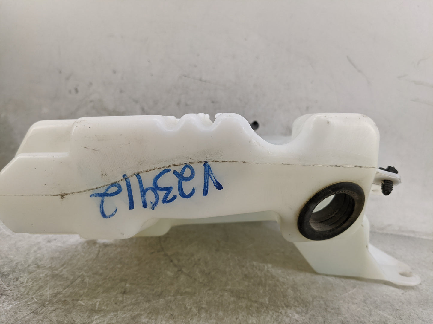 2013-2014 Ford Escape Windshield Washer Fluid Reservoir Bottle Oem 1477072 - Oemusedautoparts1.com