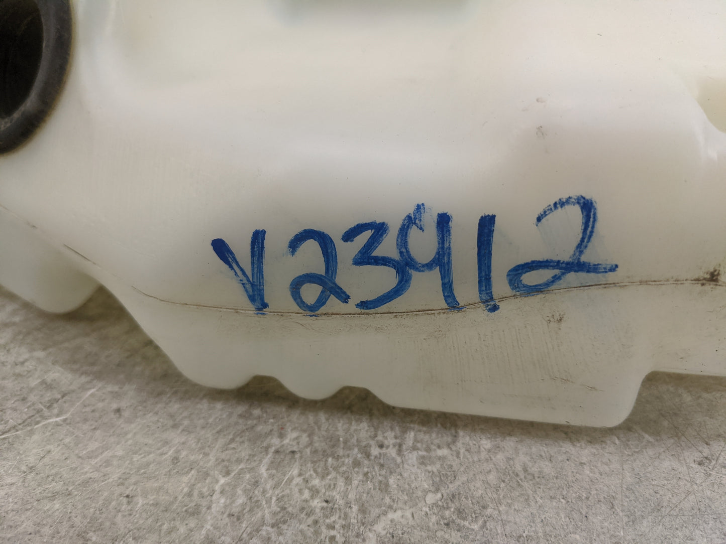 2013-2014 Ford Escape Windshield Washer Fluid Reservoir Bottle Oem 1477072 - Oemusedautoparts1.com