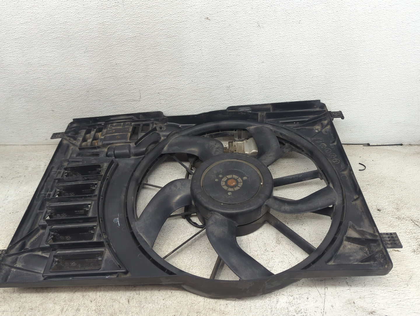 2013-2016 Ford Escape Electric Radiator Cooling Fan Motor Assembly P/N:CV61-8C607-HB 0130308475 Fits Fits 2013 2014 2015 201