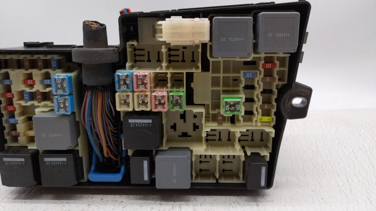 2013-2016 Ford Escape Fusebox Fuse Box Panel Relay Module P/N:AV6T-14A142-AB AV6T-14A067-AD Fits Fits 2013 2014 2015 2016 OE
