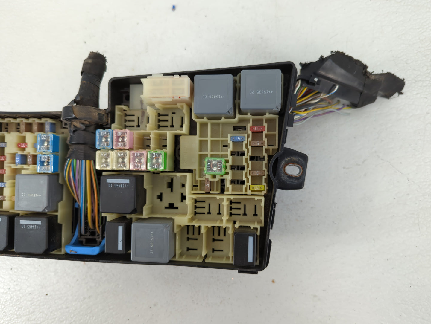 2013-2016 Ford Escape Fusebox Fuse Box Panel Relay Module P/N:AV6T-14A076-AB 21090 000 001 Fits Fits 2013 2014 2015 2016 OEM