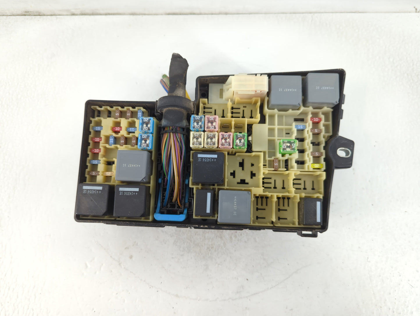 2013-2016 Ford Escape Fusebox Fuse Box Panel Relay Module P/N:3B0UF0100 Fits Fits 2013 2014 2015 2016 OEM Used Auto Parts - 