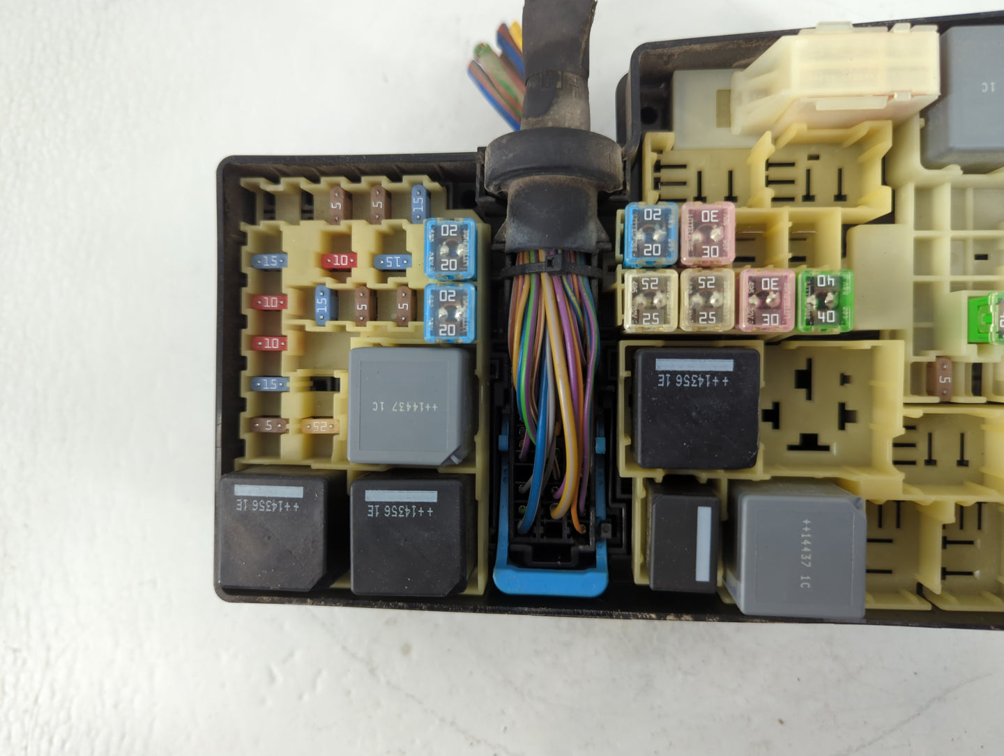 2013-2016 Ford Escape Fusebox Fuse Box Panel Relay Module P/N:3B0UF0100 Fits Fits 2013 2014 2015 2016 OEM Used Auto Parts - 