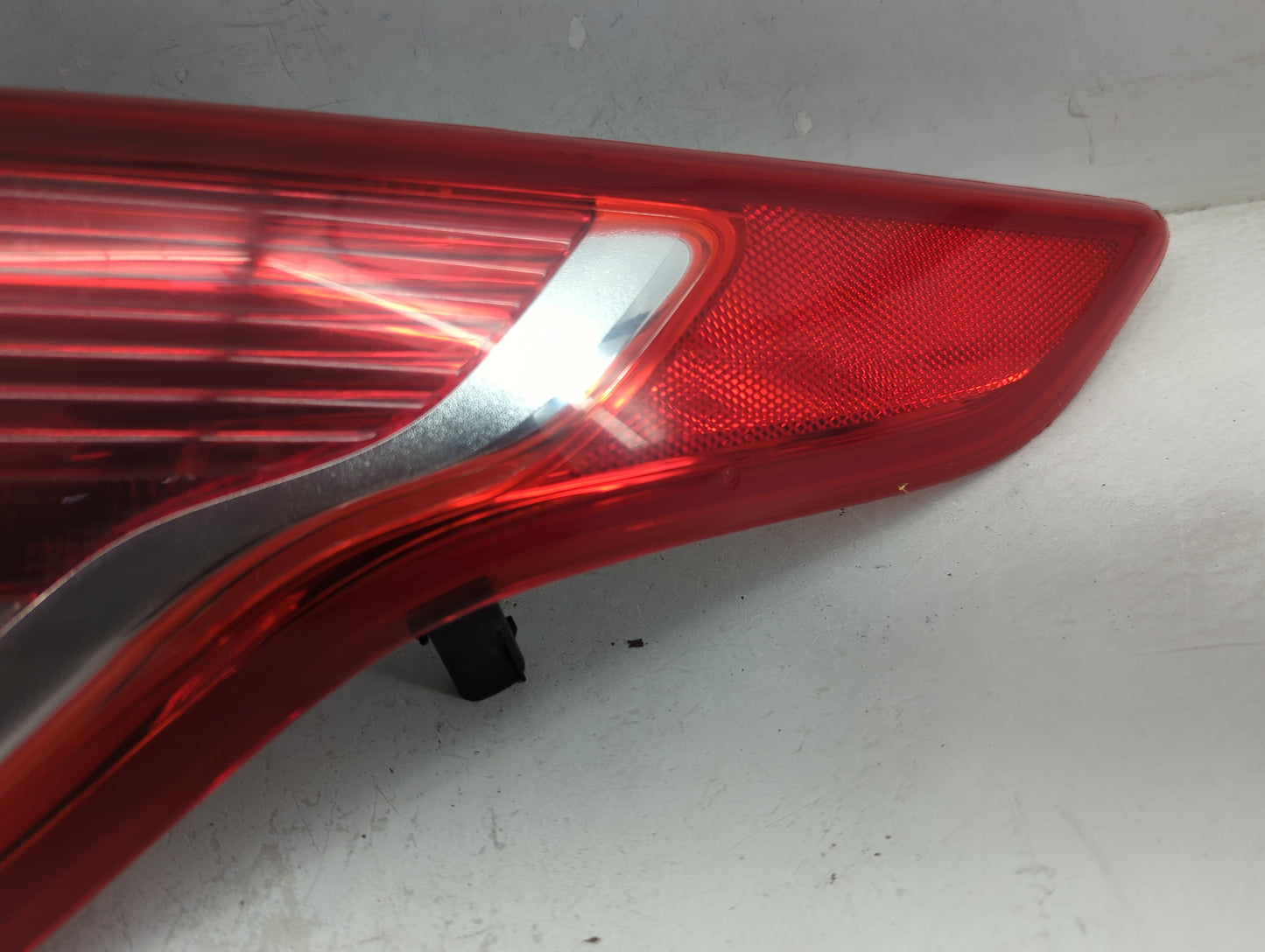 2013-2016 Ford Escape Passenger Right Side Deck Lid Mounted Tail Light 993684 - Oemusedautoparts1.com