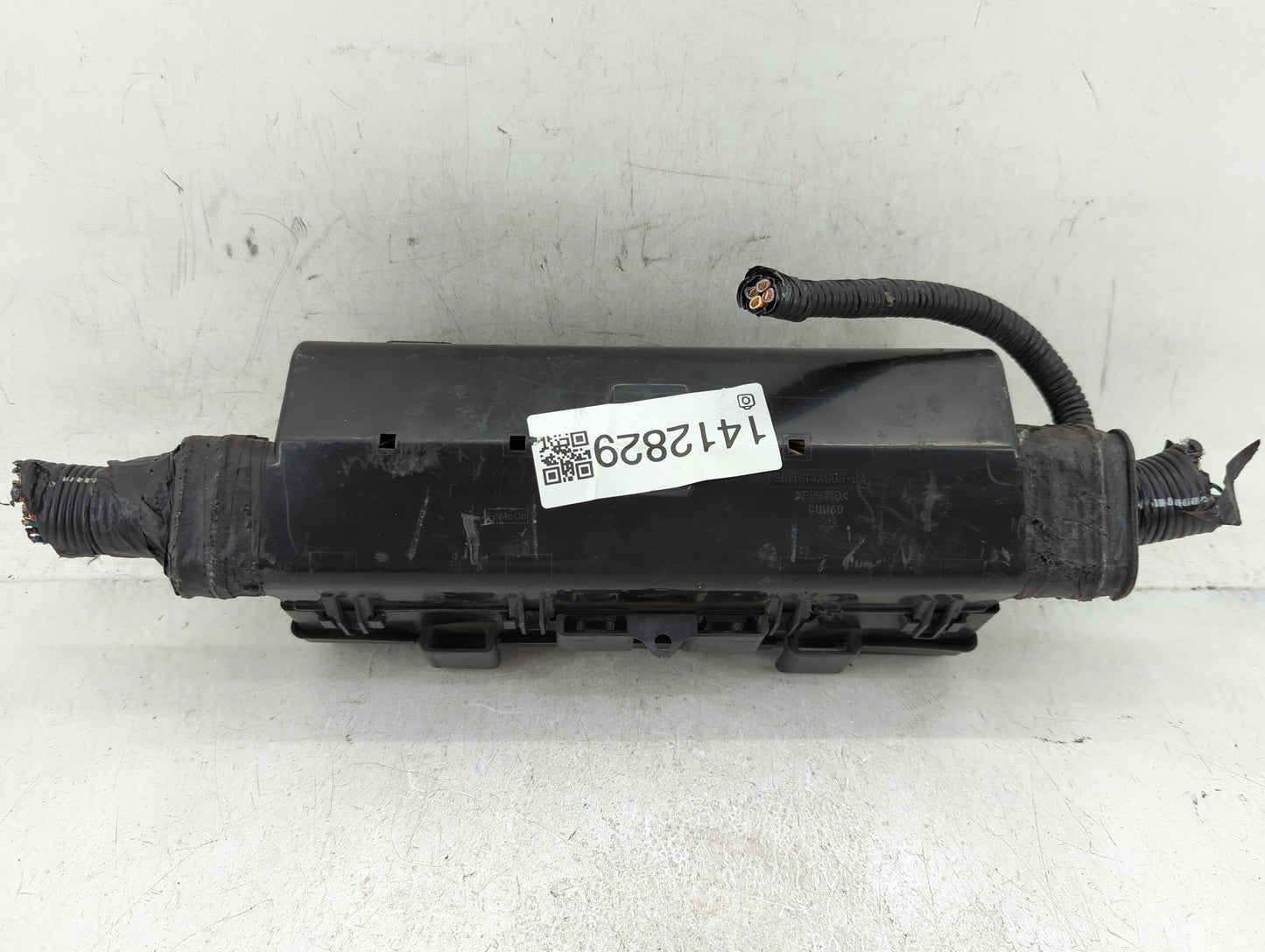 2015 Ford Expedition Fusebox Fuse Box Panel Relay Module P/N:9L1T-14A003-AA Fits OEM Used Auto Parts - Oemusedautoparts1.com