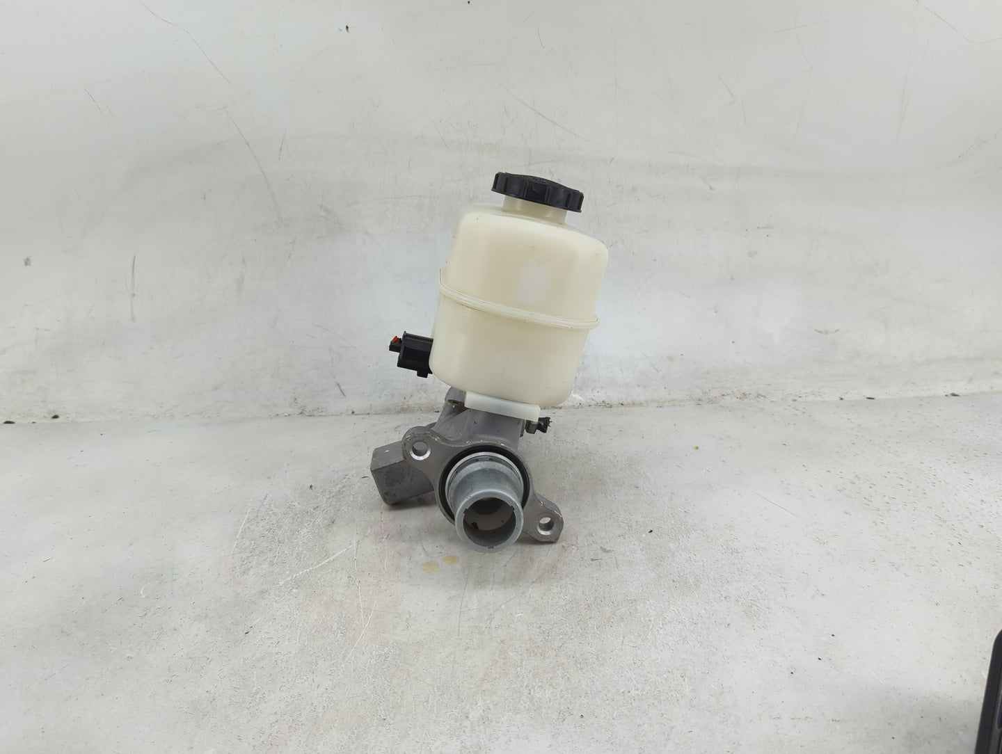 2015-2016 Ford Expedition Brake Master Cylinder - Oemusedautoparts1.com