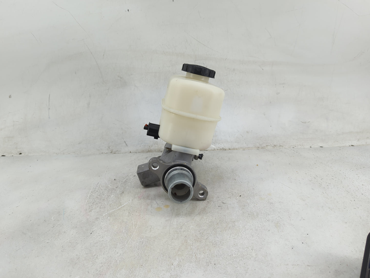 2015-2016 Ford Expedition Brake Master Cylinder - Oemusedautoparts1.com