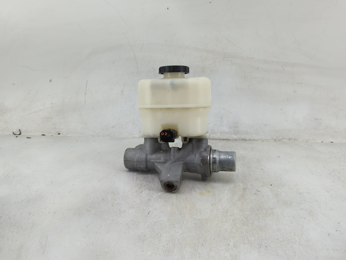 2015-2016 Ford Expedition Brake Master Cylinder - Oemusedautoparts1.com