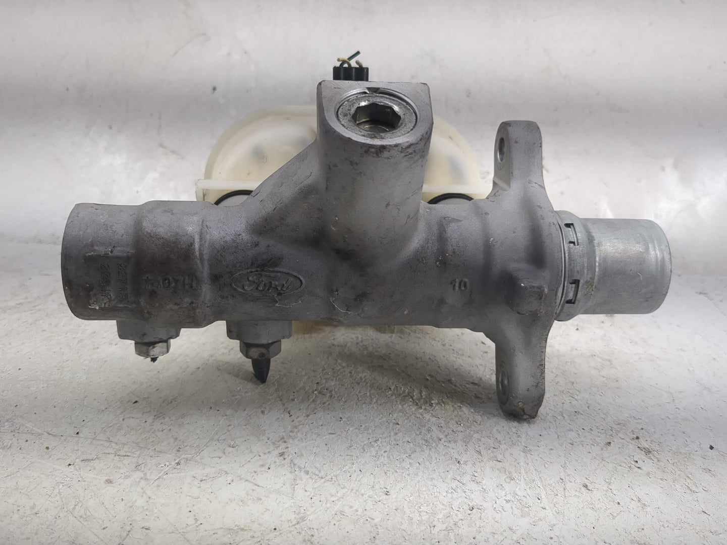 2015-2016 Ford Expedition Brake Master Cylinder 1498232 - Oemusedautoparts1.com