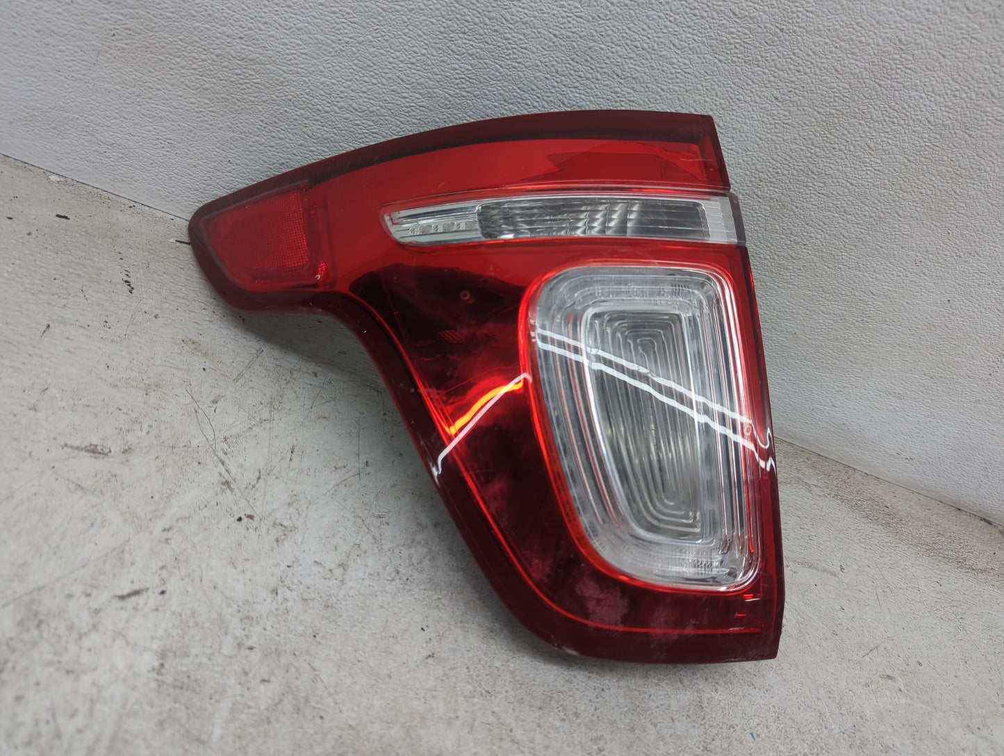 2013-2015 Ford Explorer Tail Light Assembly Driver Left OEM P/N:DB53-13B505-C BB53-13405-B, BB53-13B505-B Fits Fits 2013 201