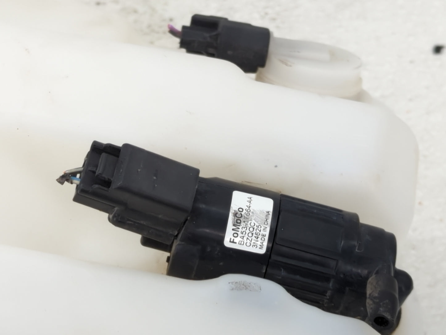2011-2015 Ford Explorer Windshield Washer Fluid Reservoir Bottle Oem - Oemusedautoparts1.com