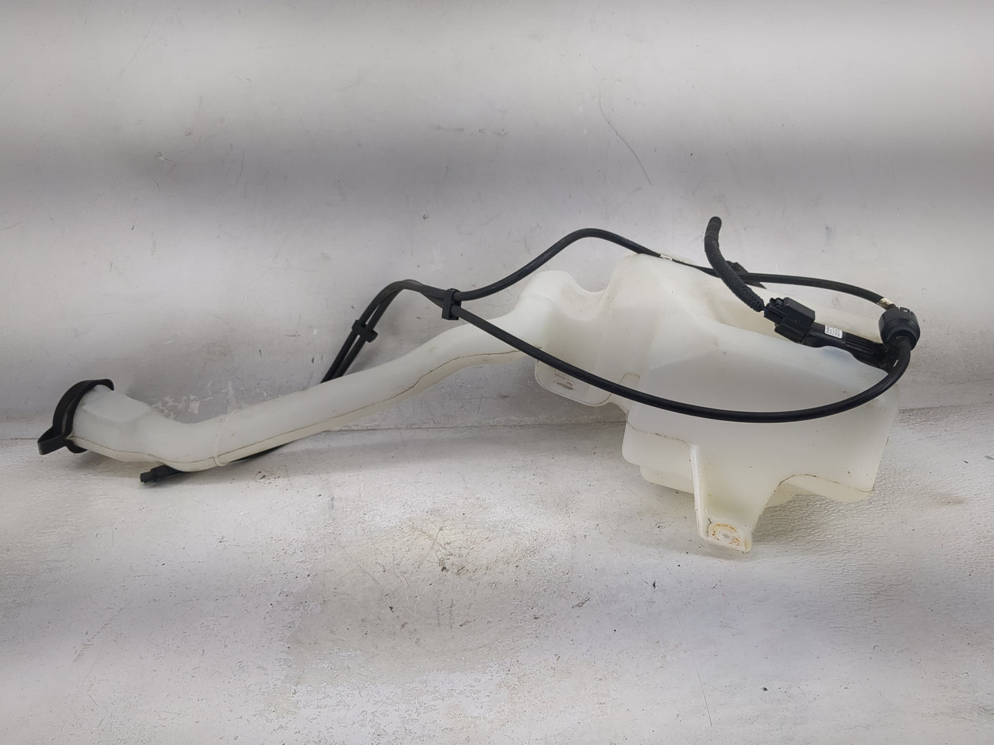 2011-2015 Ford Explorer Windshield Washer Fluid Reservoir Bottle Oem 1473823 - Oemusedautoparts1.com