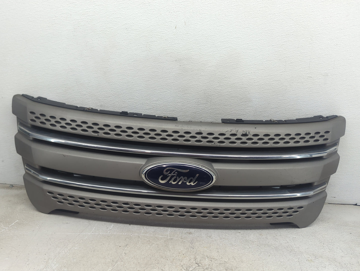2015 Ford Explorer Front Grille Bumper Not Included Tan - Oemusedautoparts1.com