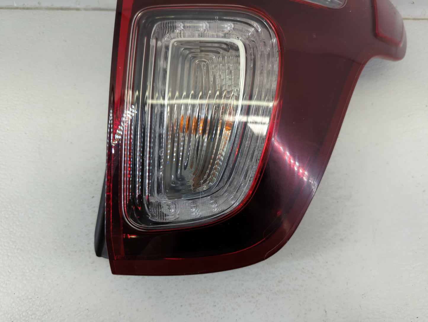 2015 Ford Explorer Tail Light Assembly Passenger Right OEM P/N:DB53-13404-C DB53-13B504-C, BB53-13B504-B, BB53-13404-B Fits 