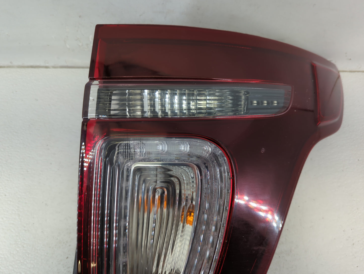 2015 Ford Explorer Tail Light Assembly Passenger Right OEM P/N:DB53-13404-C DB53-13B504-C, BB53-13B504-B, BB53-13404-B Fits 