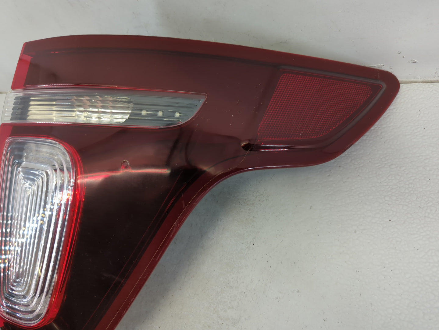 2015 Ford Explorer Tail Light Assembly Passenger Right OEM P/N:DB53-13404-C DB53-13B504-C, BB53-13B504-B, BB53-13404-B Fits 