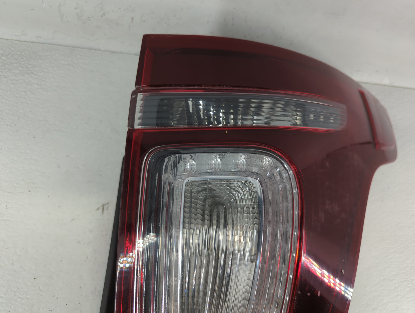 2015 Ford Explorer Tail Light Assembly Passenger Right OEM P/N:BB53-13404-C BB53-13B504-C, BB53-13B504-B, BB53-13404-B Fits 