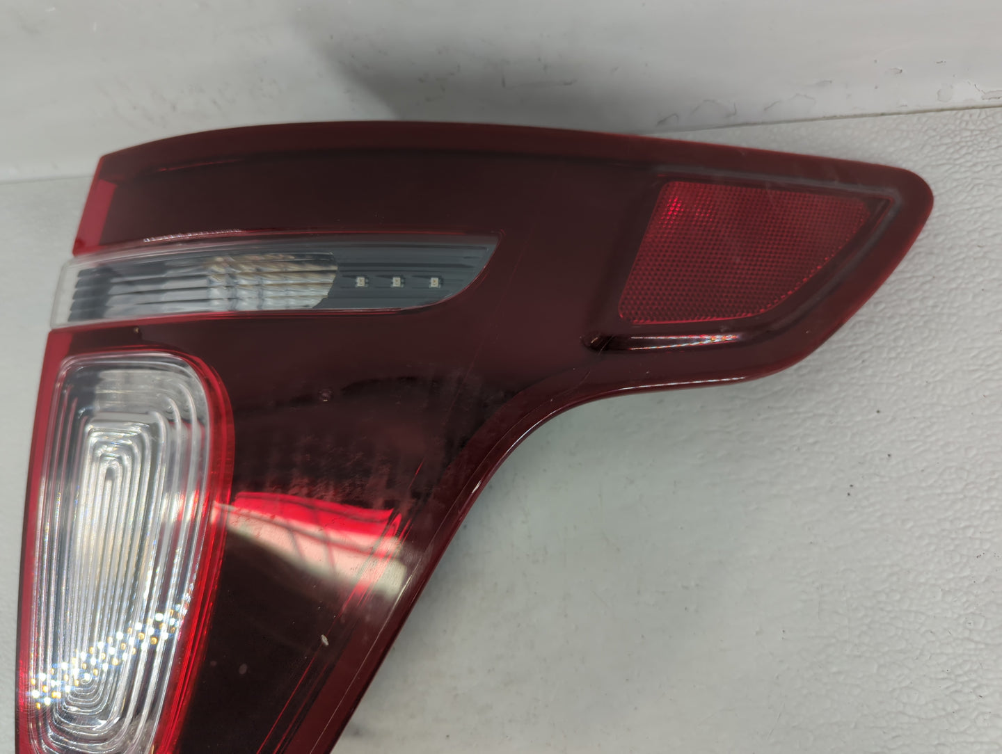 2015 Ford Explorer Tail Light Assembly Passenger Right OEM P/N:BB53-13404-C BB53-13B504-C, BB53-13B504-B, BB53-13404-B Fits 