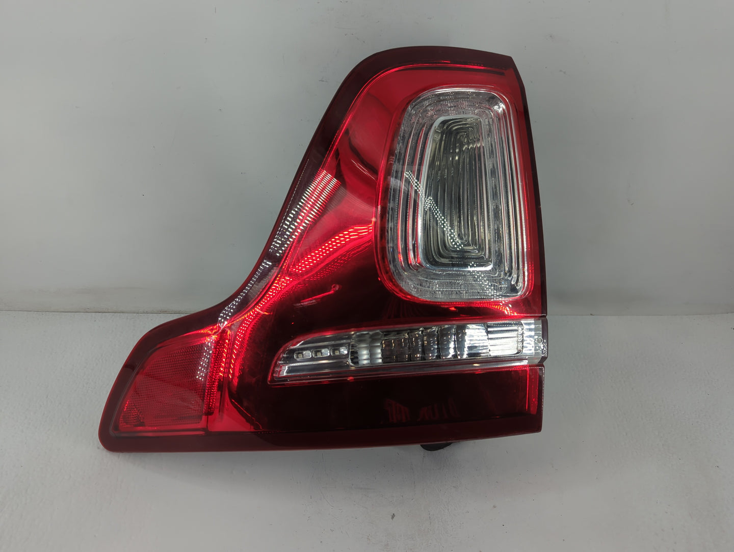 2015 Ford Explorer Tail Light Assembly Passenger Right OEM P/N:DB53-13404-A DB53-13B504-A Fits OEM Used Auto Parts - Oemused