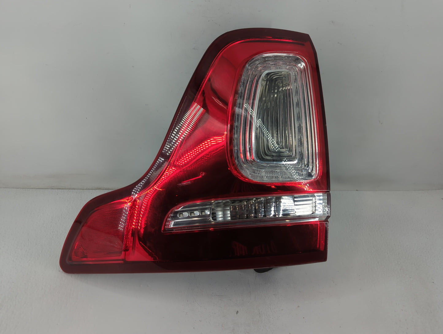 2015 Ford Explorer Tail Light Assembly Passenger Right OEM P/N:DB53-13404-A DB53-13B504-A Fits OEM Used Auto Parts - Oemused