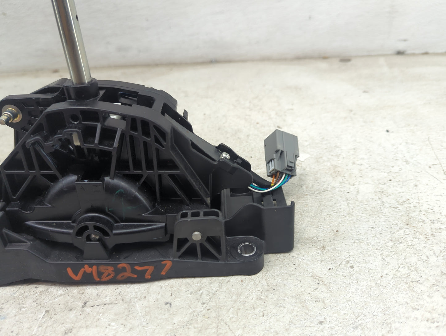2015 Ford F-150 Floor Console Assembly Shifter 1480360 - Oemusedautoparts1.com