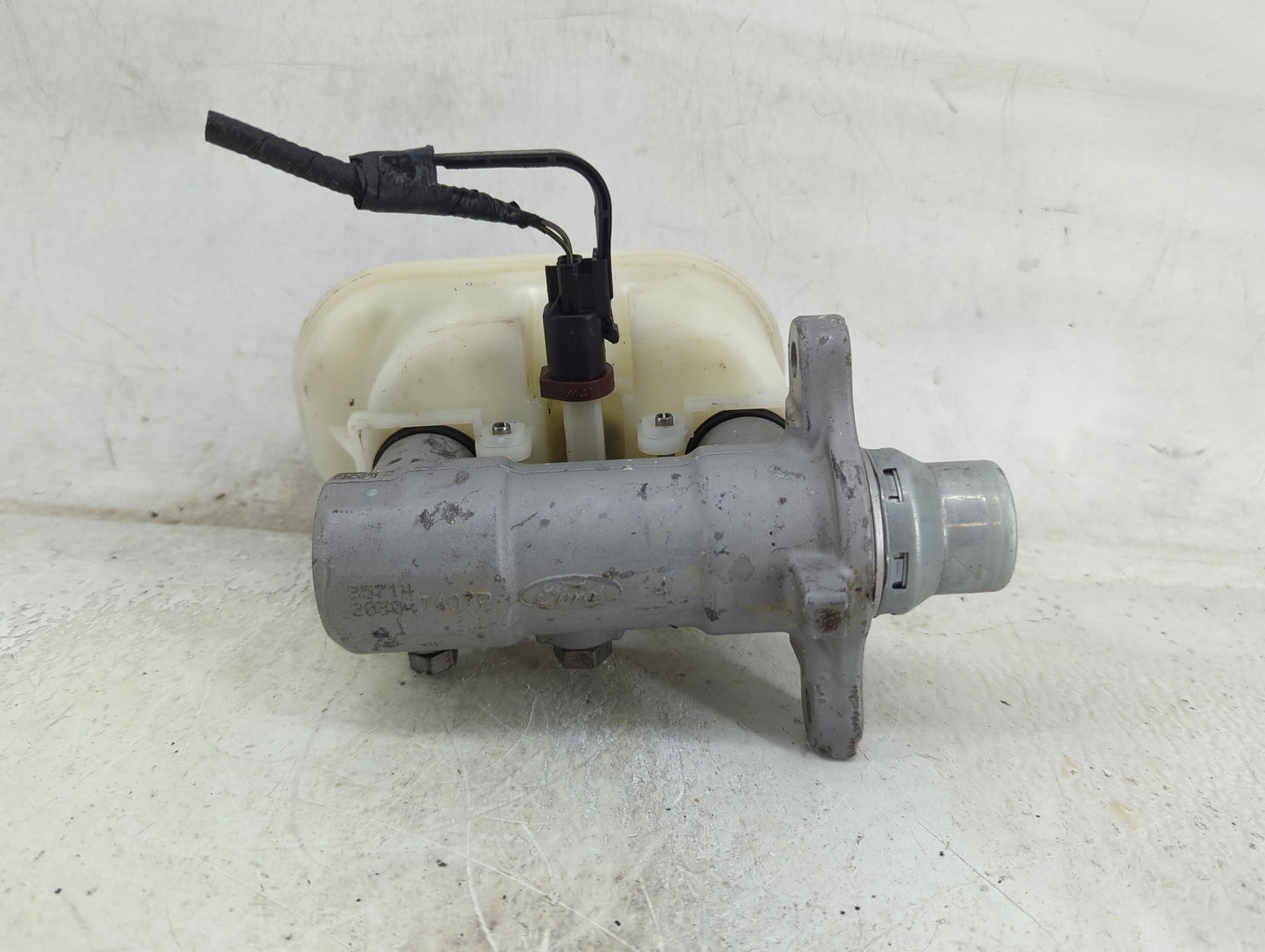 Ford F150 Brake Master Cylinder 1490877 - Oemusedautoparts1.com