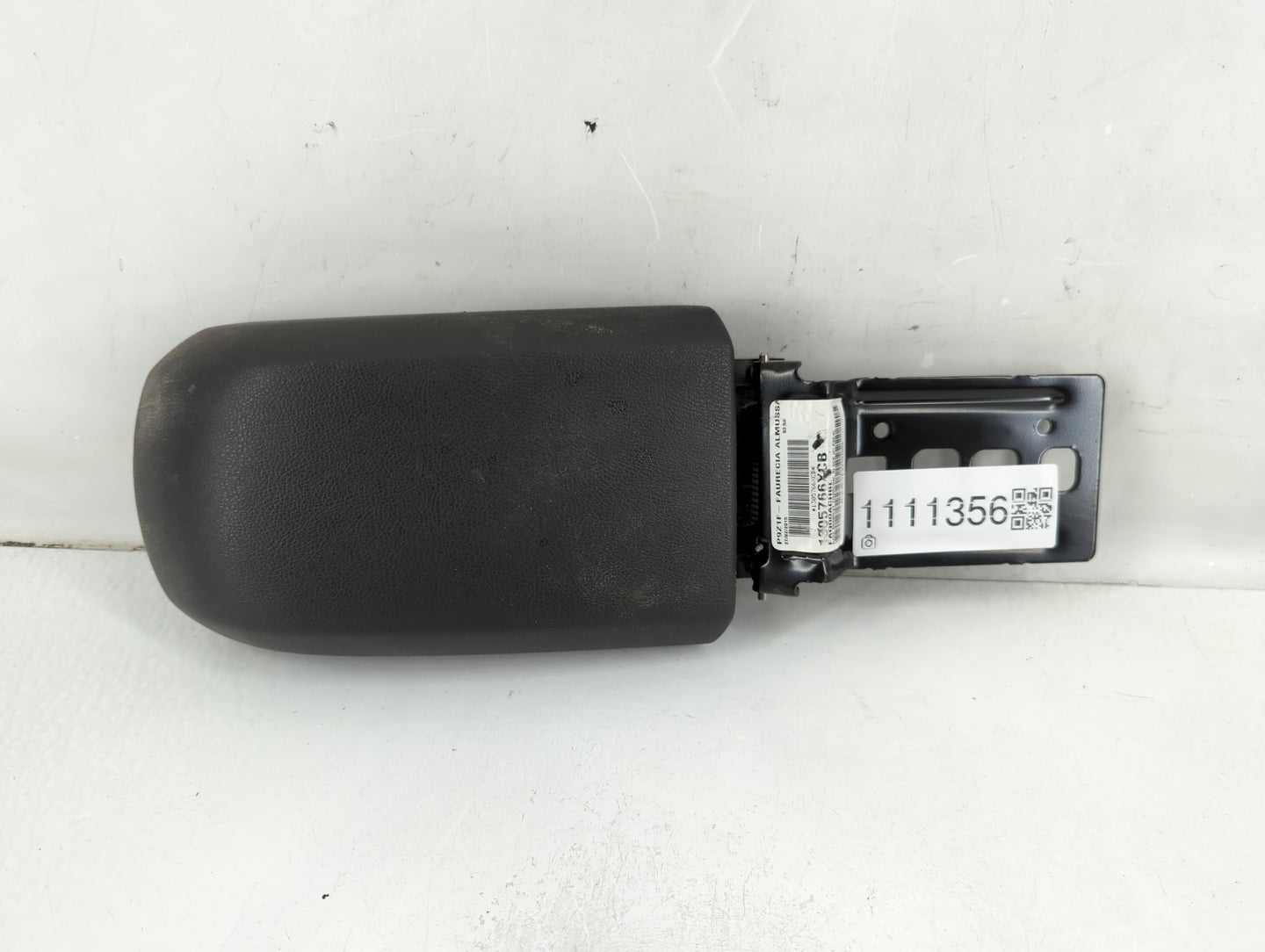2014-2019 Ford Fiesta Center Console Armrest Cover Lid P/N:P9Z1F-FURECIA Fits Fits 2014 2015 2016 2017 2018 2019 OEM Used Au