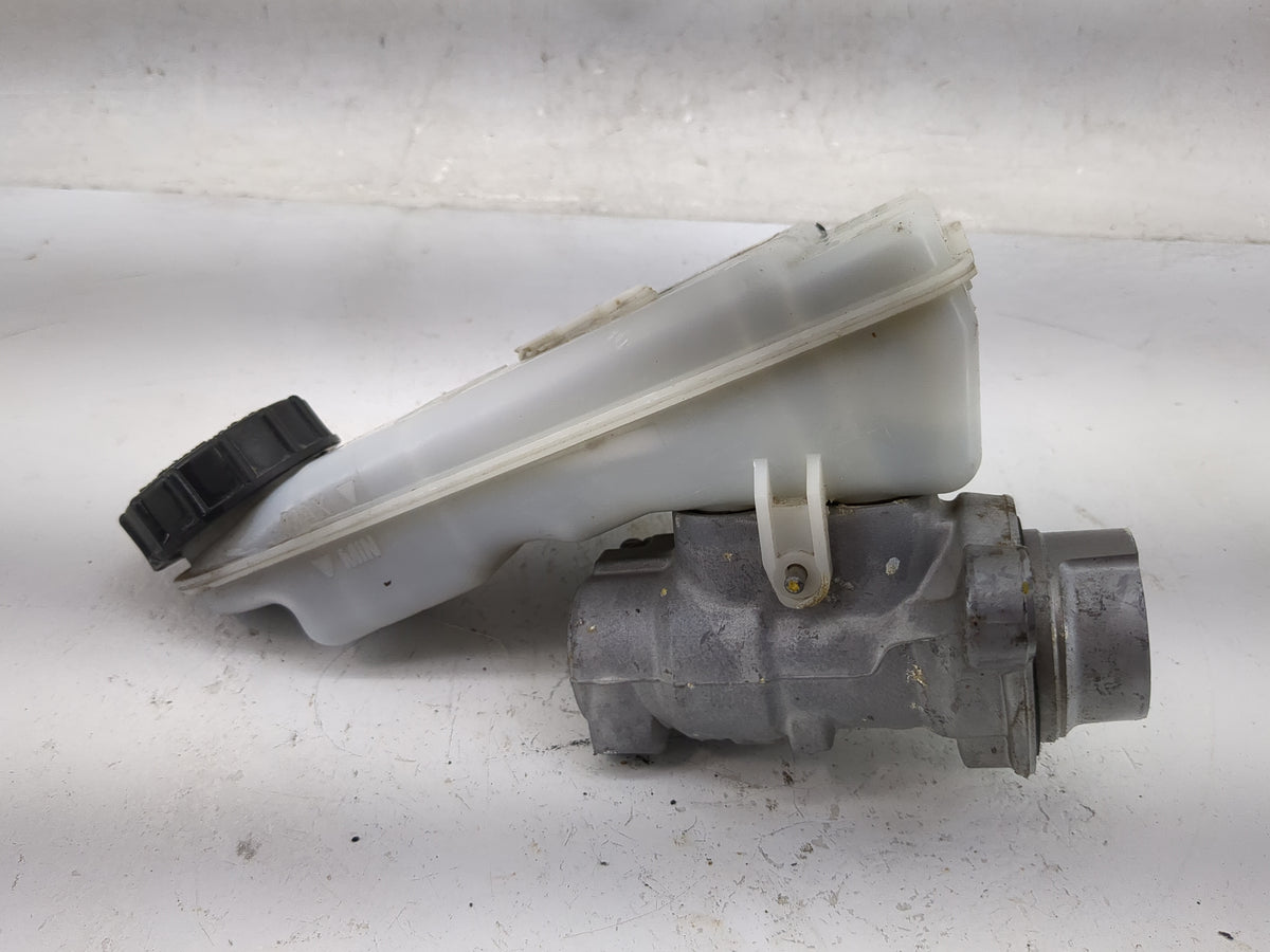 2012-2018 Ford Focus Brake Master Cylinder 1059958 - Oemusedautoparts1.com