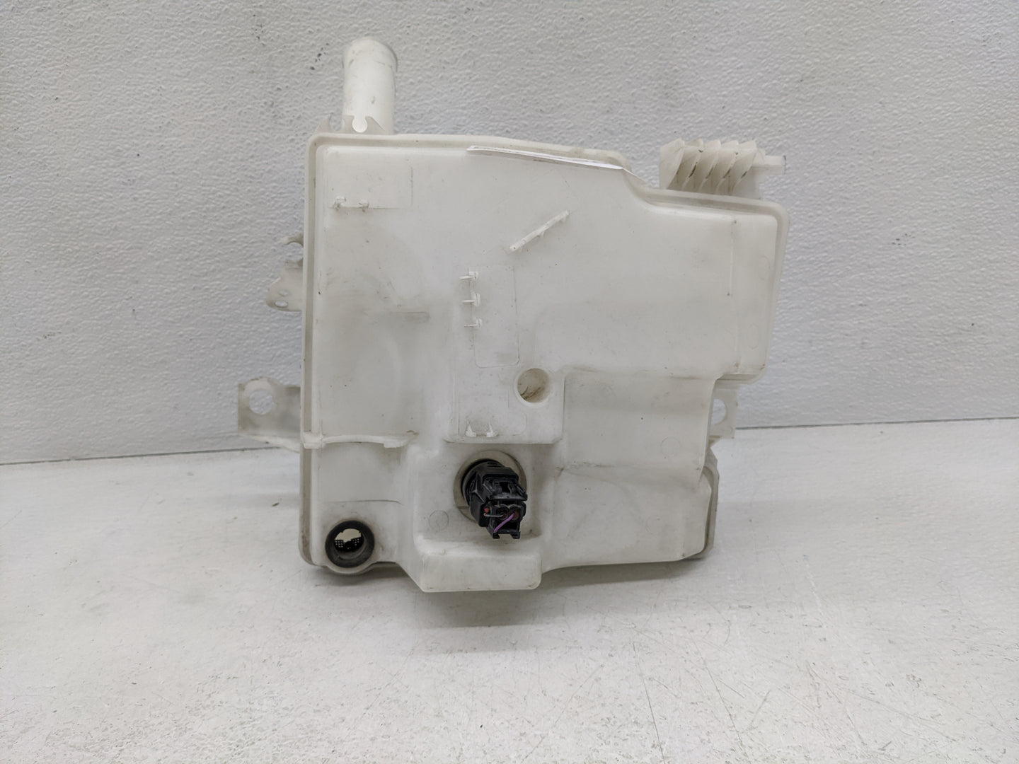 2012-2018 Ford Focus Windshield Washer Fluid Reservoir Bottle Oem - Oemusedautoparts1.com