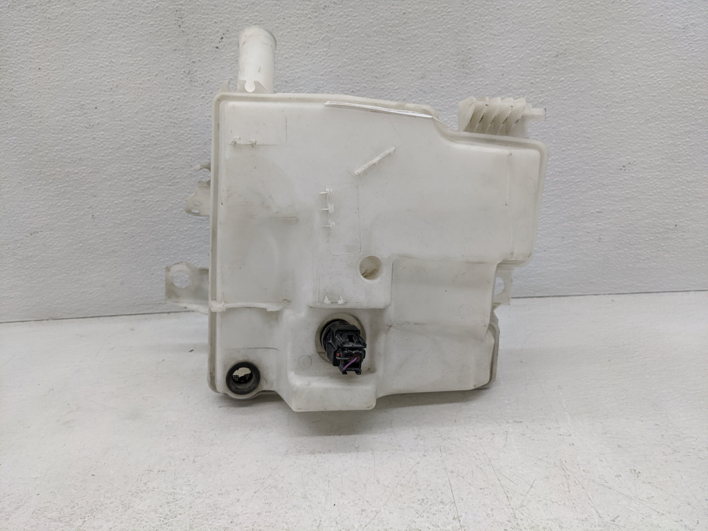 2012-2018 Ford Focus Windshield Washer Fluid Reservoir Bottle Oem - Oemusedautoparts1.com