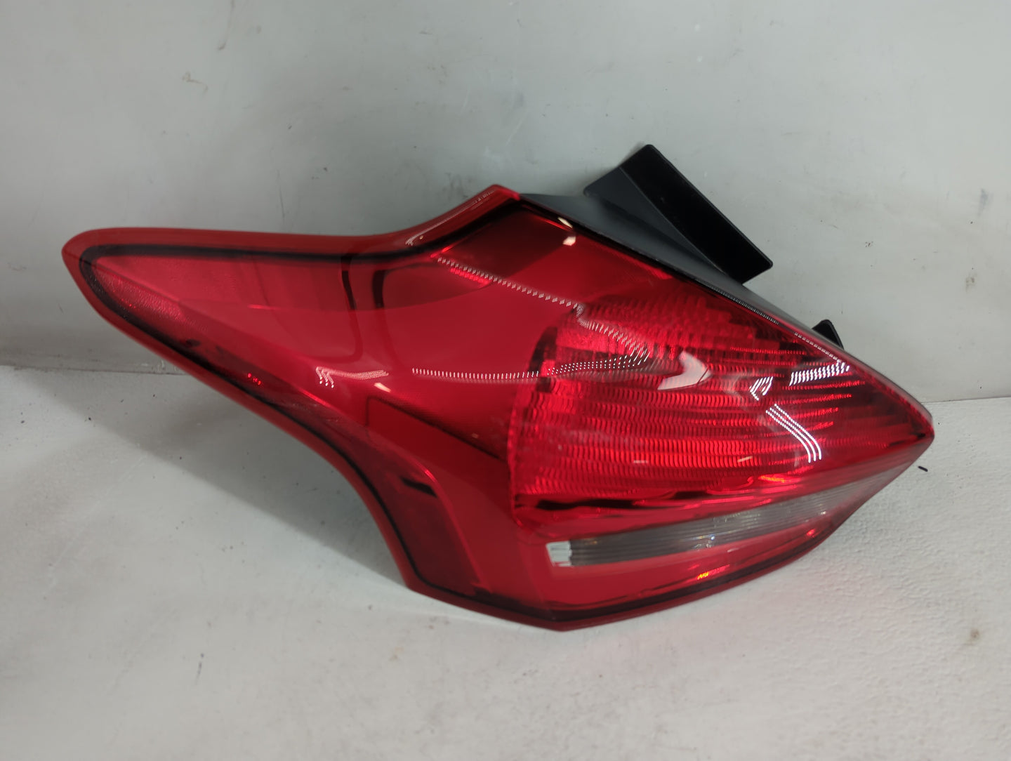 2015-2018 Ford Focus Tail Light Assembly Driver Left OEM P/N:F1EB-13405-H F1EB-13405-G Fits Fits 2015 2016 2017 2018 OEM Use