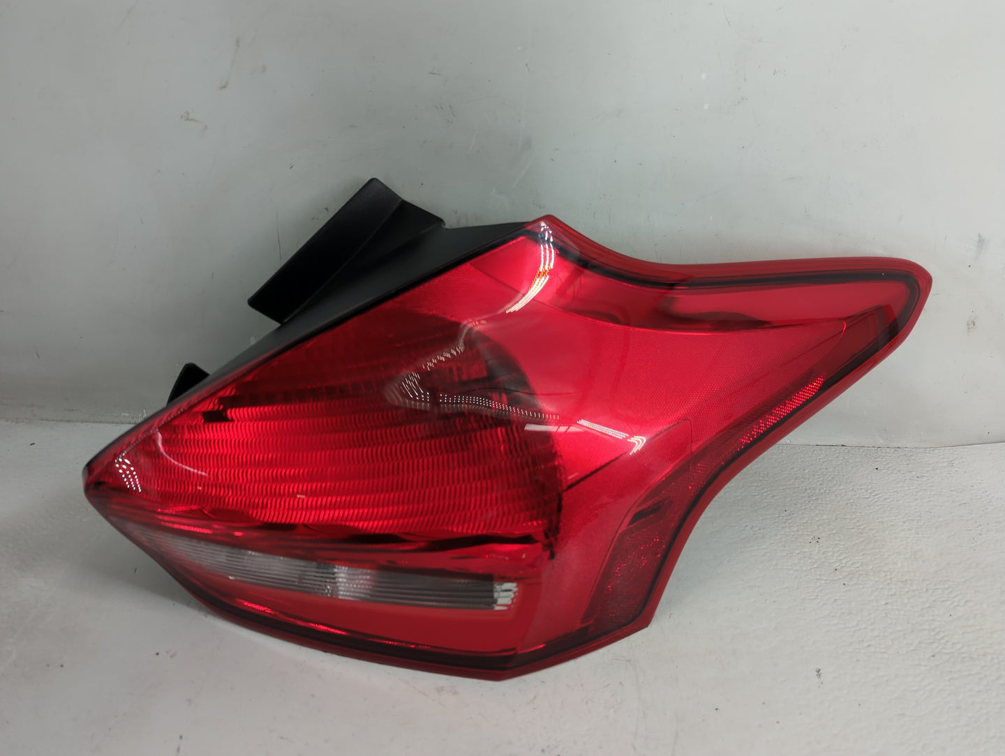 2015 Ford Focus Tail Light Assembly Passenger Right OEM P/N:F1EB-134041-G/H Fits OEM Used Auto Parts - Oemusedautoparts1.com