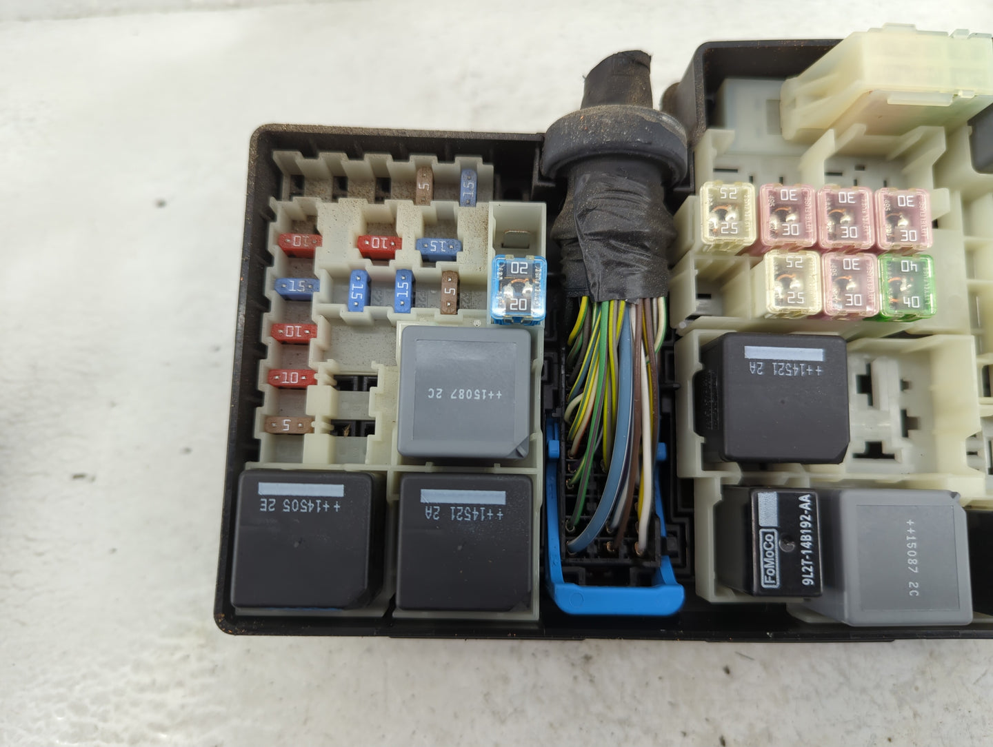 2015 Ford Focus Fusebox Fuse Box Panel Relay Module P/N:19197 000 001 AV6T-14A076-AB, 21090 000 001 Fits OEM Used Auto Parts