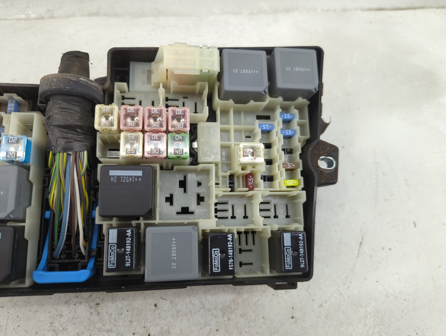 2015 Ford Focus Fusebox Fuse Box Panel Relay Module P/N:19197 000 001 AV6T-14A076-AB, 21090 000 001 Fits OEM Used Auto Parts